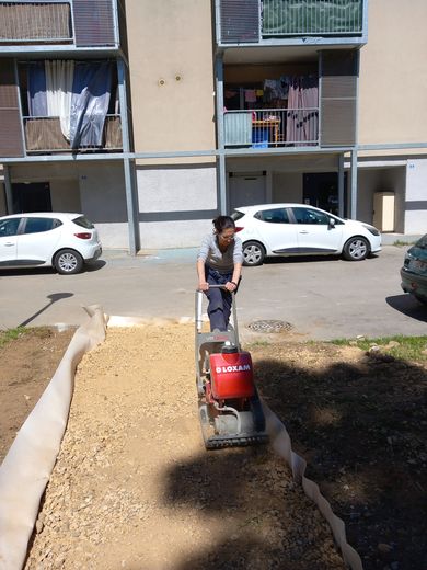 Vie des quartiers à Narbonne : les habitants mettent la main à l’ouvrage pour construire des allées piétonnes