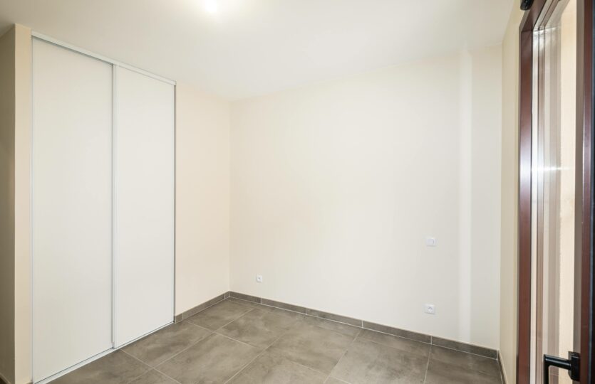 CHAMBRE 2 coté rue