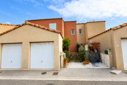 PORT LA NOUVELLE 74 rue François Mitterand  – résidence Le vent marin – maison T4 duplex – garage et jardin